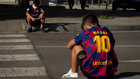 Dos nios esperan a Leo Messi en la entrada de la Ciudad Deportiva.