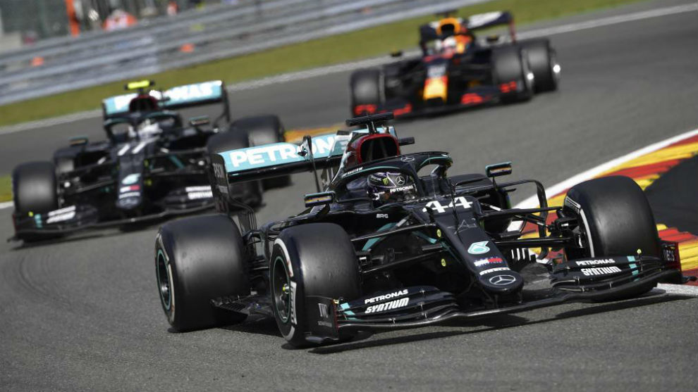 Hamilton por delante de Bottas y Verstappen, en un GP de 2020.