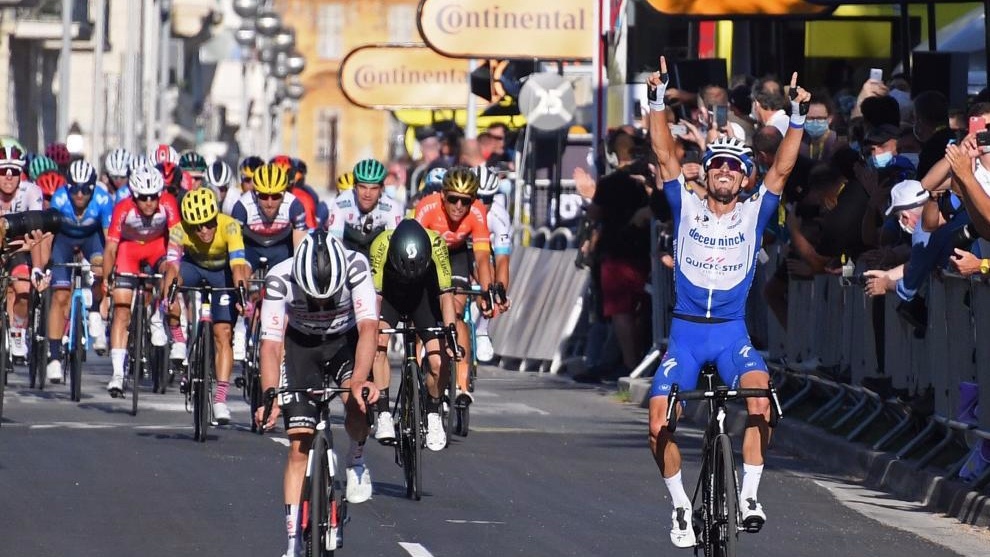 Alaphilippe, levantando los brazos como ganador de la etapa. AFP