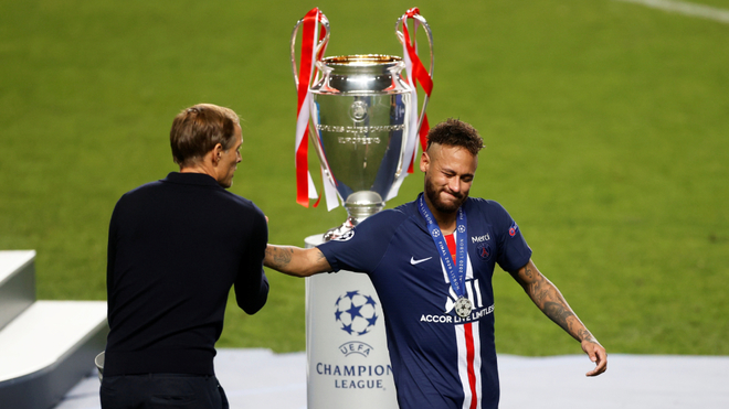 Neymar junto al trofeo de la última UEFA Champions League.