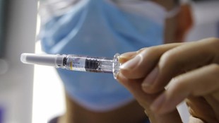 Paran las pruebas de la vacuna de Astra Zeneca por reaccin adversa...