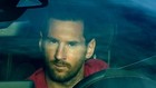 Messi, llegando en su coche a la Ciudad Deportiva.