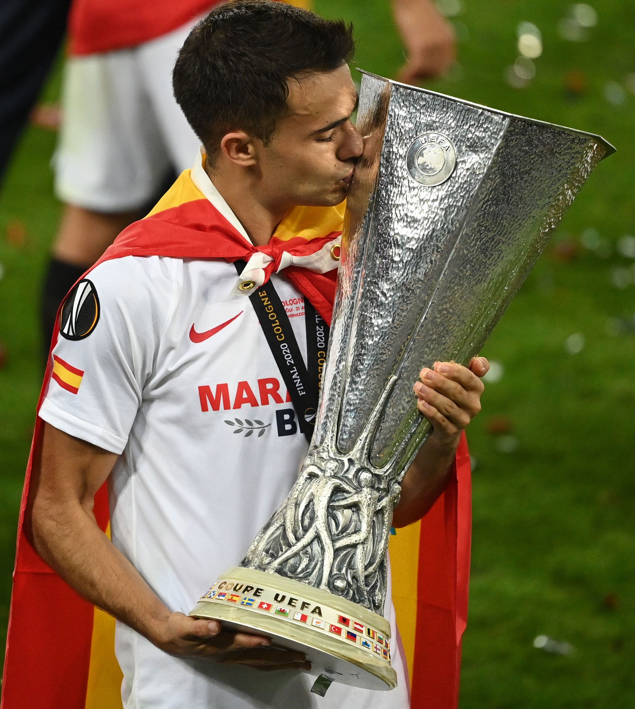 Sevilla's Spanish defender Sergio lt;HIT gt;Reguilon lt;/HIT gt; kisses the trophy after winning the UEFA Europa League final football match Sevilla v Inter Milan on August 21, 2020, in Cologne, western Germany. (Photo by Ina Fassbender / POOL / AFP)