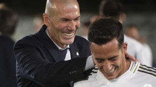 Zinedine Zidane y Lucas Vzquez celebran el ttulo de Liga.