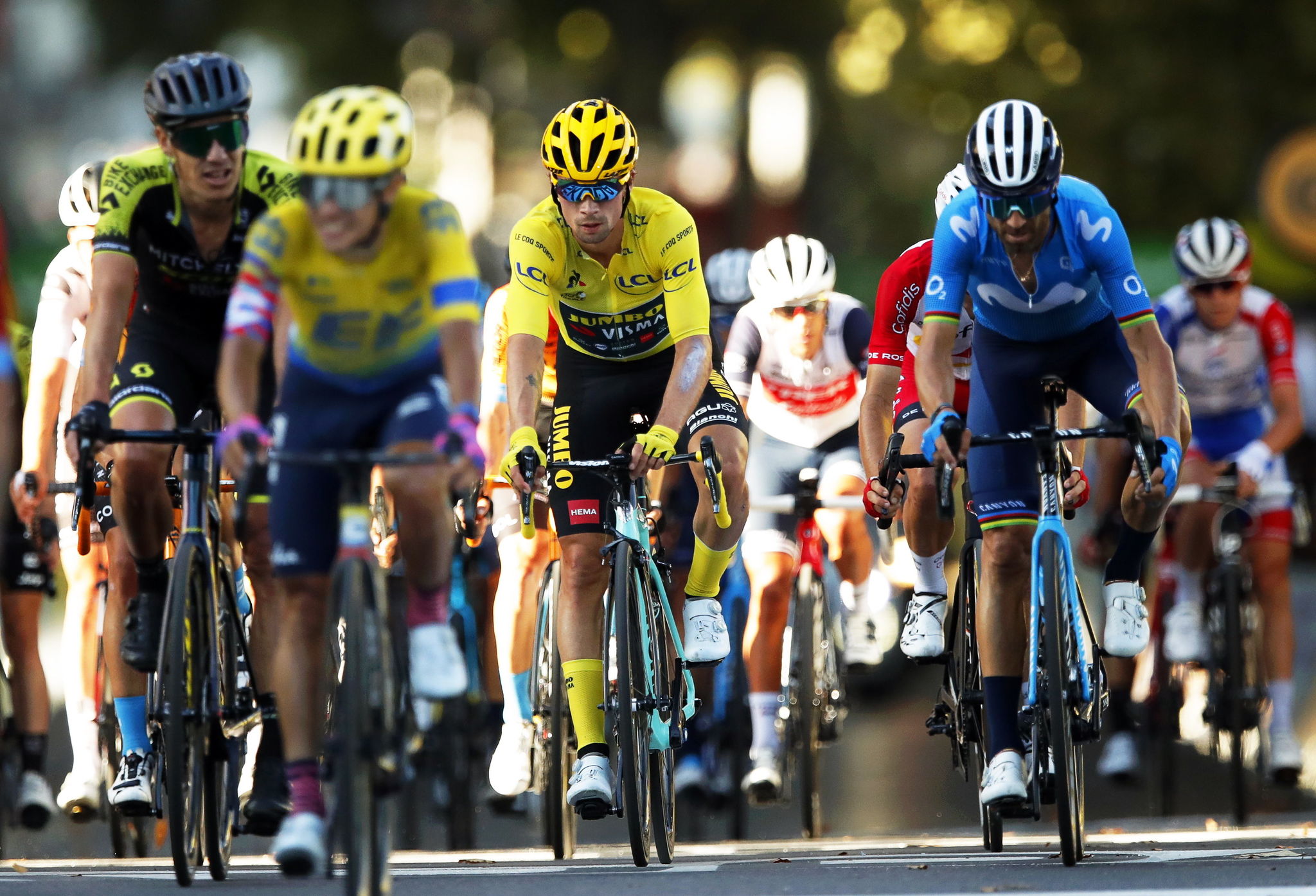 Lyon (France), 12/09/2020.- Slovenian rider Primoz lt;HIT gt;Roglic lt;/HIT gt; (C) wearing the overall leader's yellow jersey crosses the finish line of the 14th stage of the Tour de France over 194km from Clermont-Ferrand to Lyon, France, 12 September 2020. (Ciclismo, Francia, Eslovenia) EFE/EPA/Stephane Mahe / Pool