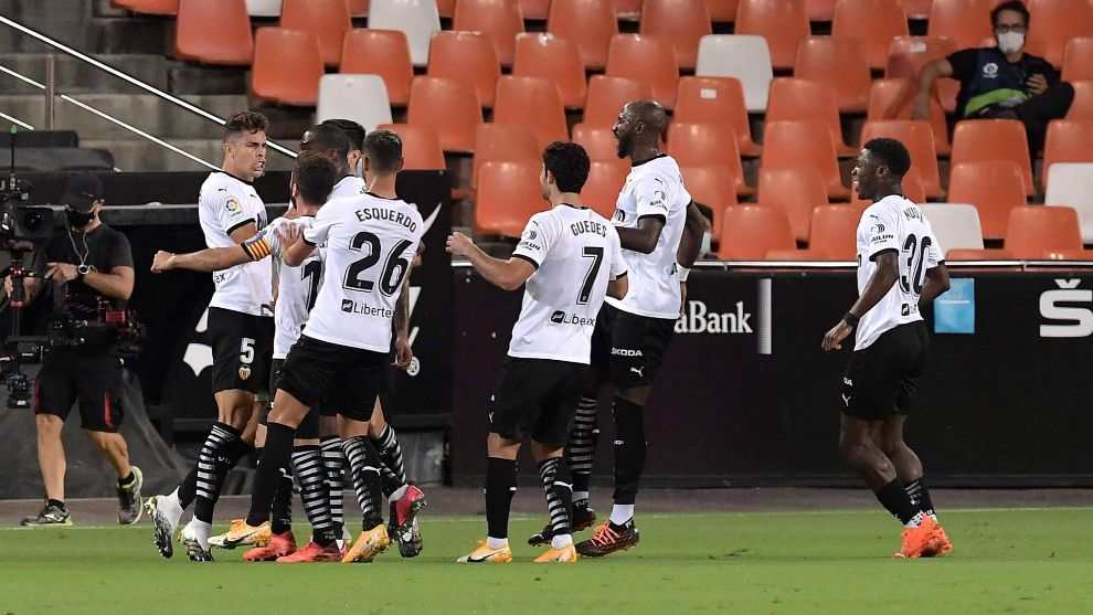 Valencias Brazilian defender lt;HIT gt;Gabriel lt;/HIT gt; Paulista (L) celebrates with his teammates after scoring a goal during the Spanish league football match Valencia CF against Levante UD at the Mestalla stadium in Valencia on September 13, 2020. (Photo by JOSE JORDAN / AFP)