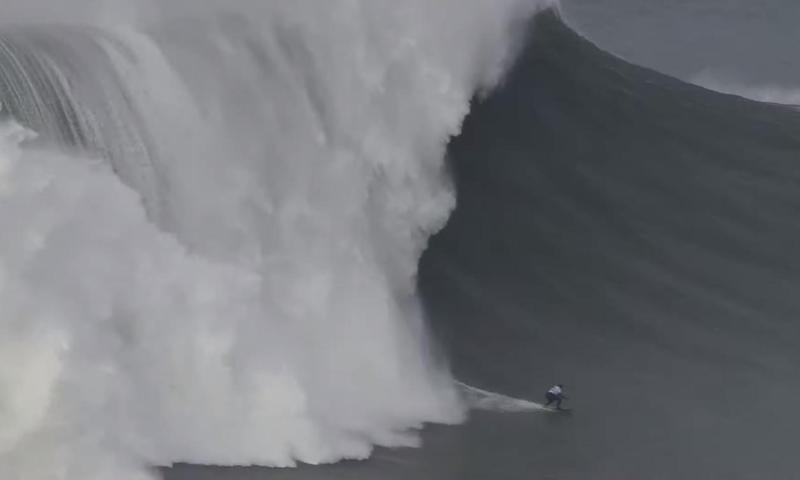 Maya Gabriela surfeando la ola que le dio el rcord