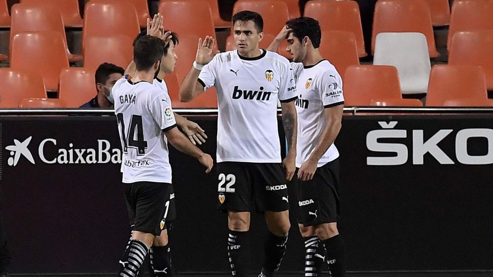 Valencias Uruguayan forward lt;HIT gt;Maxi lt;/HIT gt; Gomez (C) celebrates with teammate after scoring during the Spanish league football match Valencia CF against Levante UD at the Mestalla stadium in Valencia on September 13, 2020. (Photo by JOSE JORDAN / AFP)