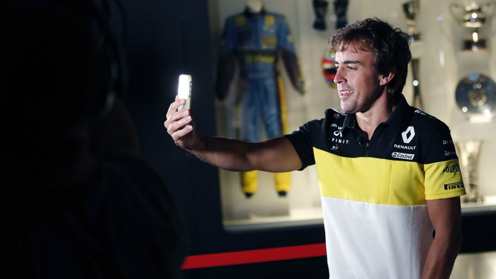 Alonso se hace un 'selfie'.