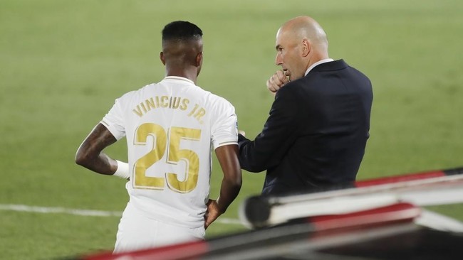 Zinedine Zidane da instrucciones a Vinicus antes de salir al terreno...