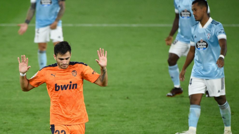  lt;HIT gt;Valencia lt;/HIT gt;s Uruguayan forward Maxi Gomez (L) celebrates after scoring a goal during the Spanish league football match between Celta Vigo and lt;HIT gt;Valencia lt;/HIT gt; at the Balaidos stadium in Vigo on September 19, 2020. (Photo by MIGUEL RIOPA / AFP)