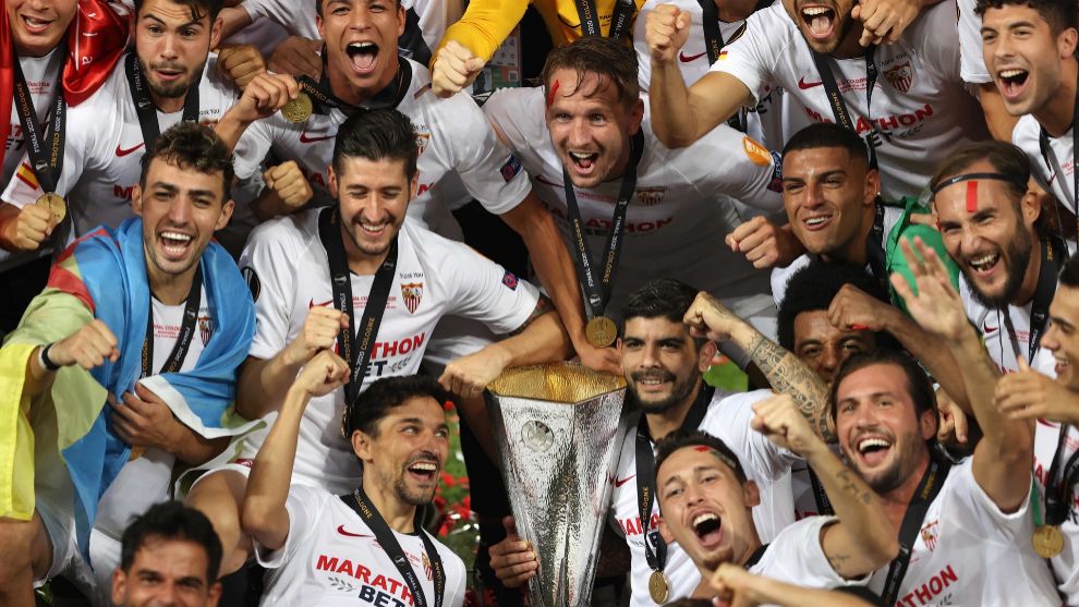 Los jugadores del Sevilla celebran la Europa League en Colonia.