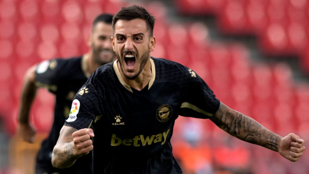 Alaves Spanish forward lt;HIT gt;Joselu lt;/HIT gt; celebrates after scoring a goal during the Spanish league football match between Granada and Alaves at Los Carmenes stadium in Granada on September 20, 2020. (Photo by JORGE GUERRERO / AFP)