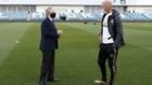 Florentino Prez y Zinedine Zidane charlan antes de un entrenamiento...
