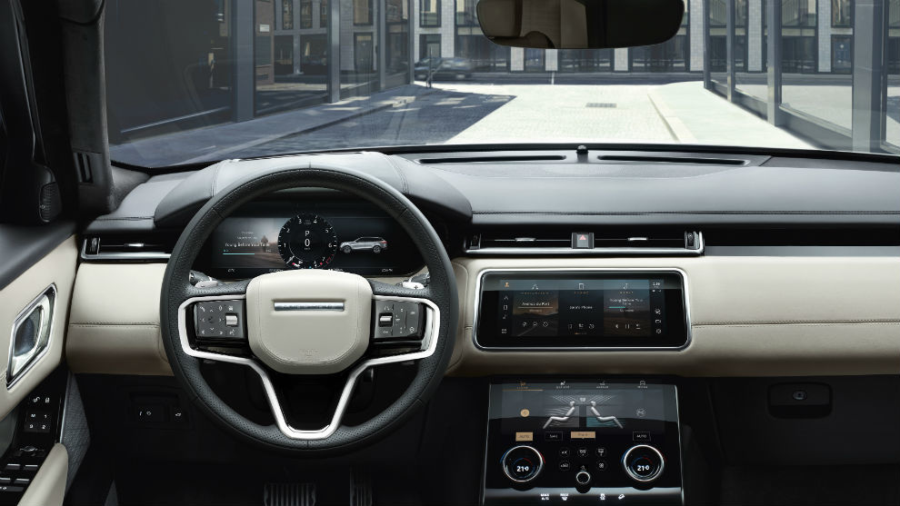 El interior del Range Rover Velar destaca por sus tres pantallas digitales.
