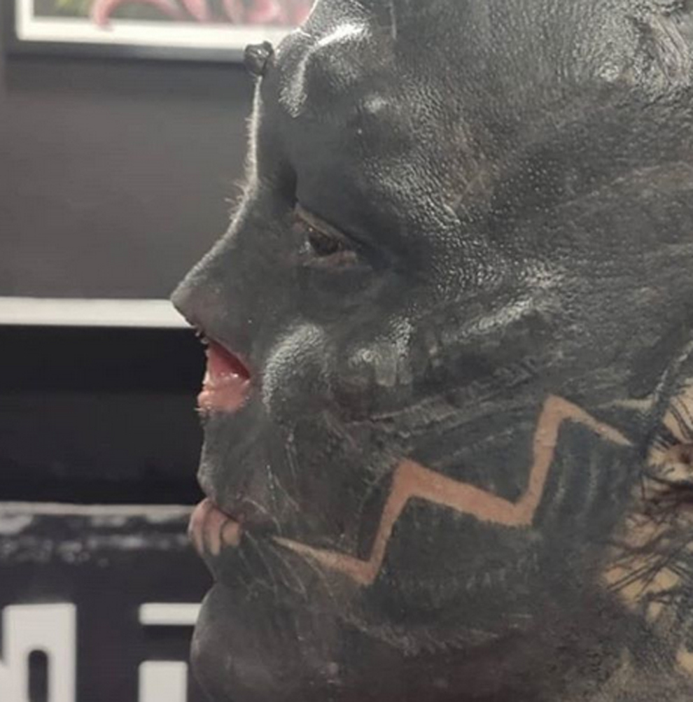 Black Alien Se Corta La Pierna