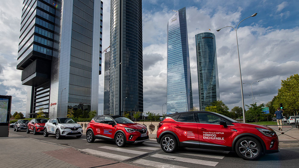 Los Renault Captur junto a las cuatro torres en la zona norte de Madrid.