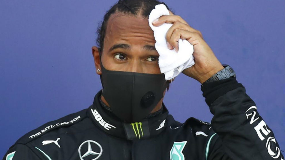 Lewis Hamilton se enjuga el sudor en el podio del GP de Rusia 2020.