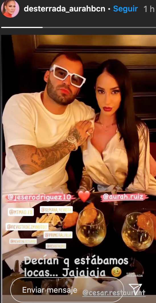 Foto tomada por la fan en la que se les ve juntos en un restaurante parisino.