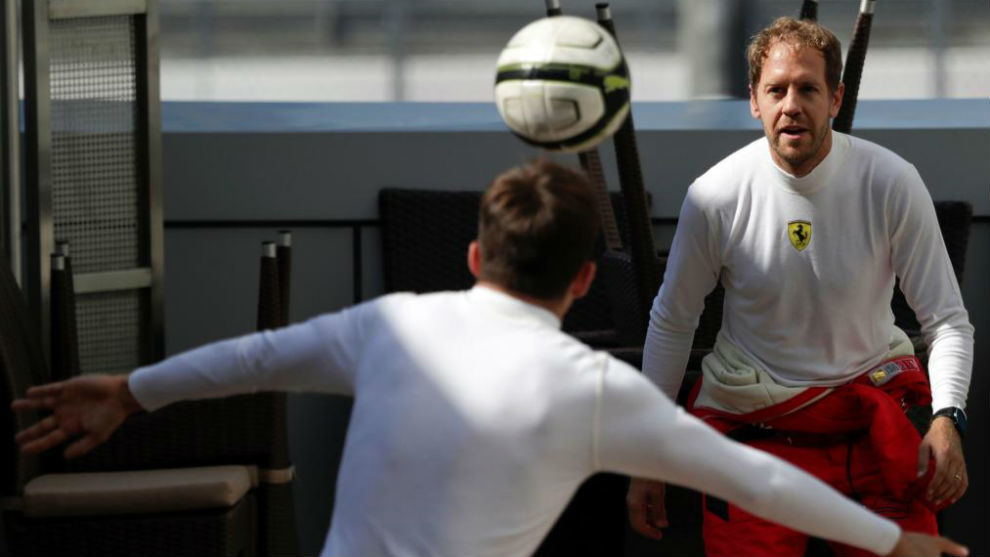 Vettel y Leclerc se activan antes de la carrera de Rusia jugando al fútbol.