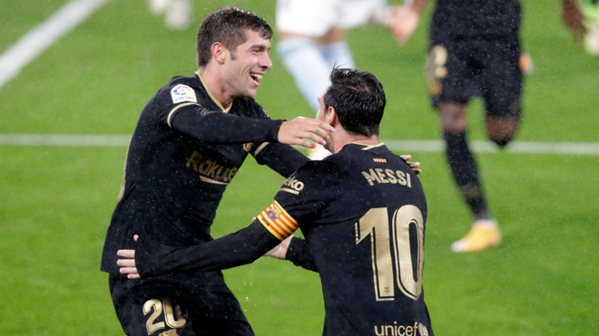 Sergi Roberto junto a Messi en festejo de gol.
