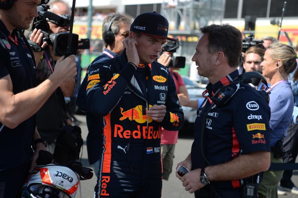 Verstappen habla con Horner.