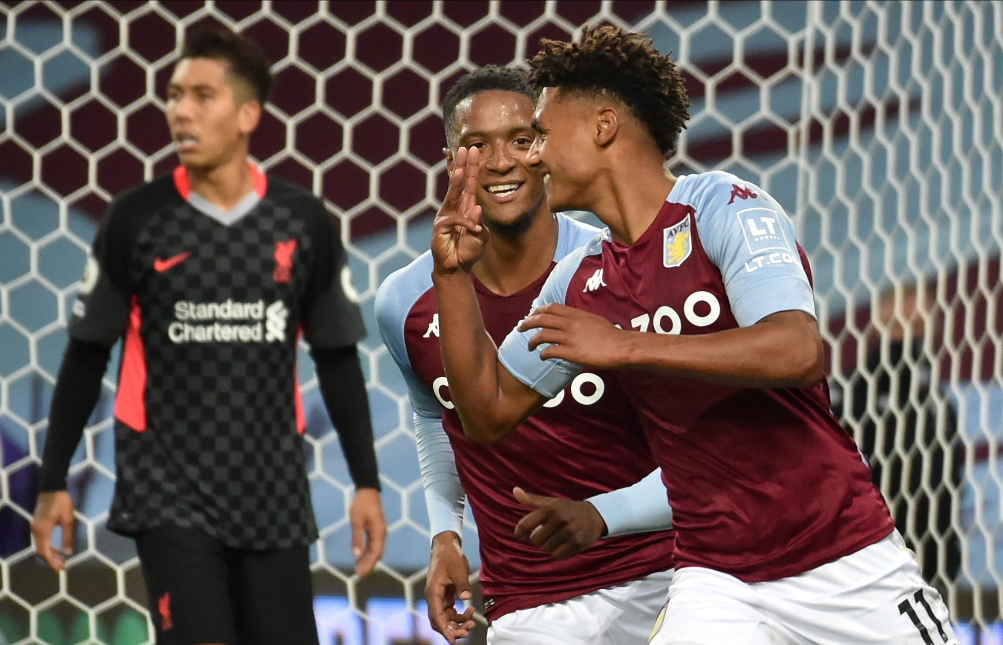 Birmingham (United Kingdom), 04/10/2020.- Aston VillaÄôs Ollie lt;HIT gt;Watkins lt;/HIT gt; (R) celebrates a goal during the English Premier League match between Aston Villa and Liverpool FC in Birmingham, Britain, 04 October 2020. (Reino Unido) EFE/EPA/Rui Vieira / POOL EDITORIAL USE ONLY. No use with unauthorized audio, video, data, fixture lists, club/league logos or live services. Online in-match use limited to 120 images, no video emulation. No use in betting, games or single club/league/player publications