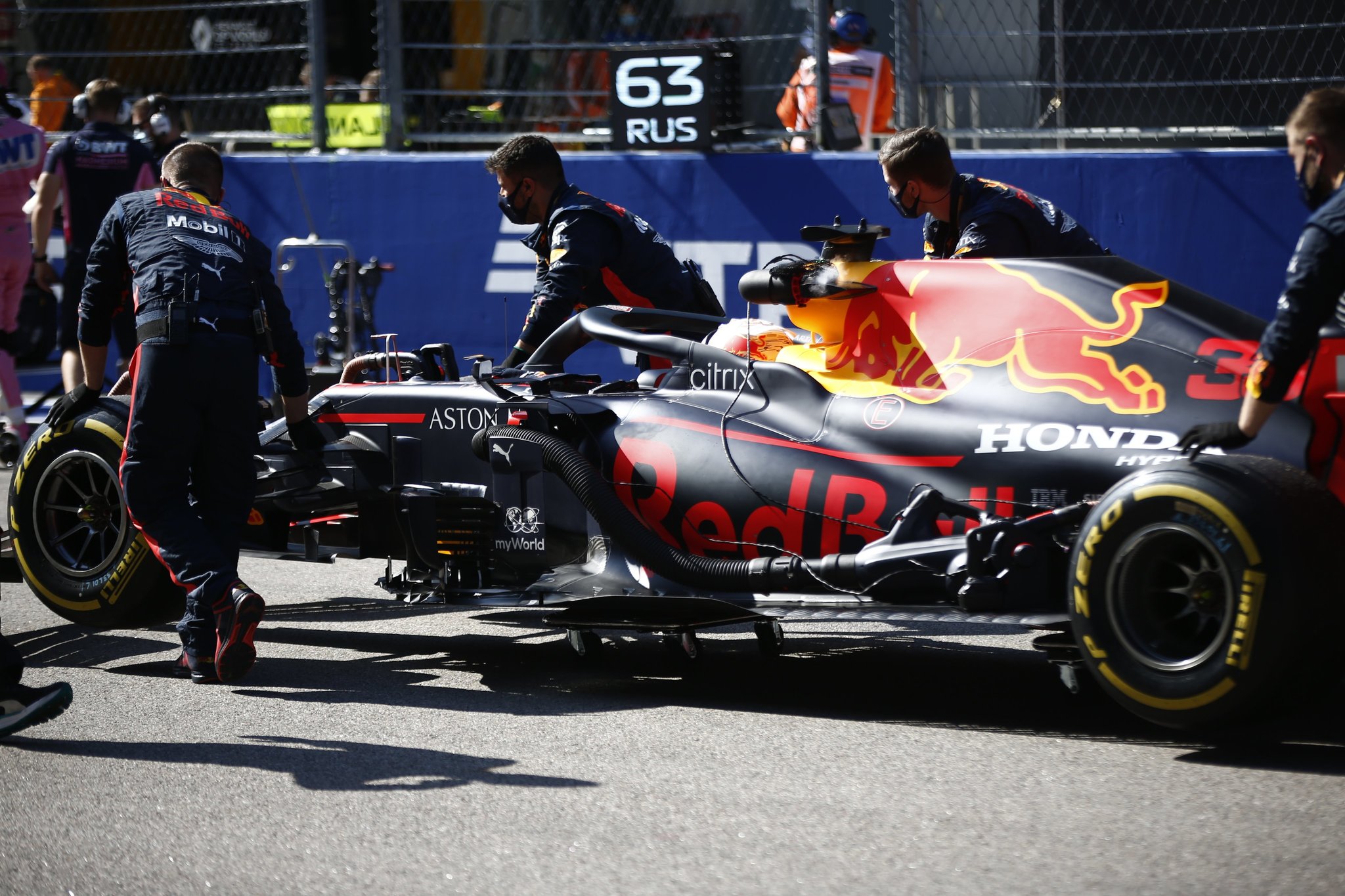 El coche de Verstappen es retirado.