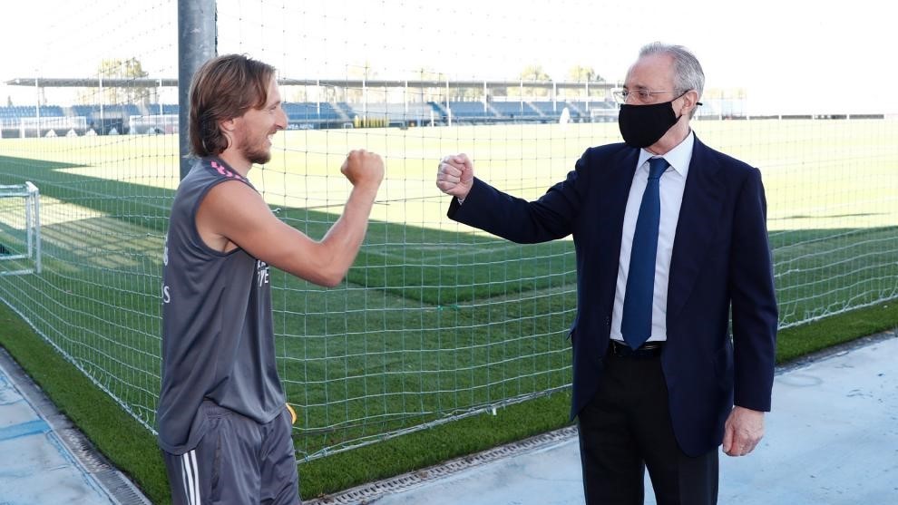 Luka Modric y Florentino Perez se saludan despues de un entrenamiento en Valdebebas.