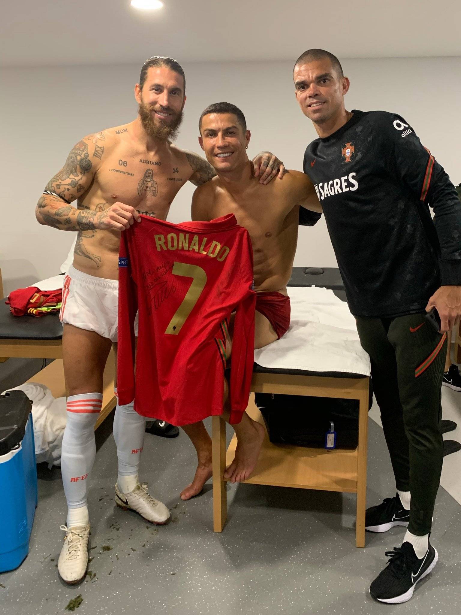 tornillo Triplicar Refinamiento Selección española: La foto de la paz: Cristiano y Ramos, una camiseta  firmada y Pepe de testigo | Marca