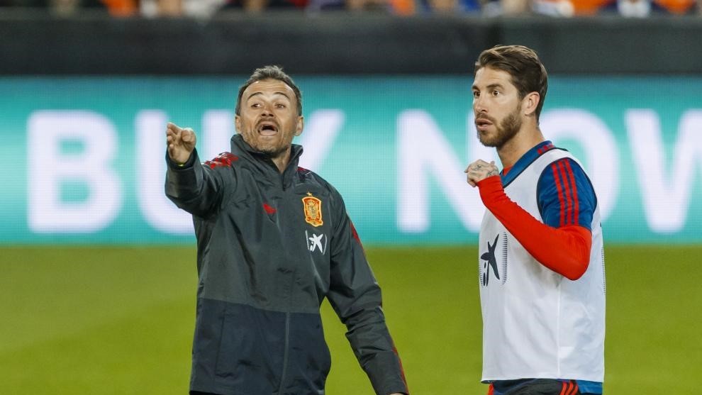 Luis Enrique y Sergio Ramos dialogan en un entrenamiento en Mestalla