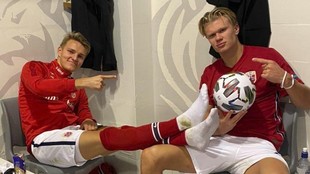 Odegaard y Haaland posan tras la goleada de Noruega ante Rumana