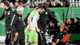 Ignacio Camacho se retira dolorido durante un partido con el...