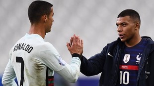 Cristiano Ronaldo y Kylian Mbapp se saludan tras un partido de la...
