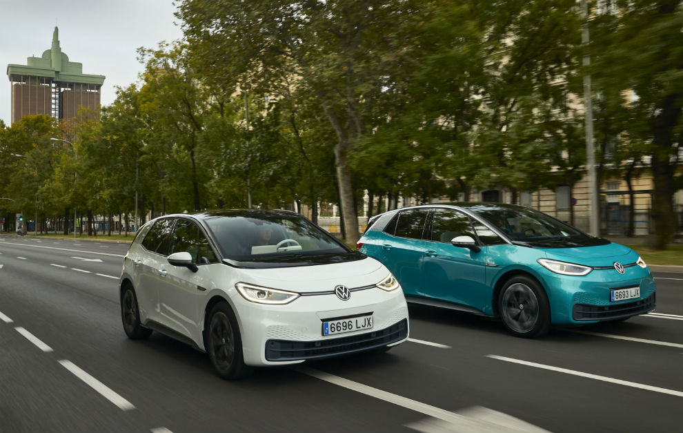 Dos Volkswagen ID.3 circulan por el Paseo de la Castellana de Madrid.