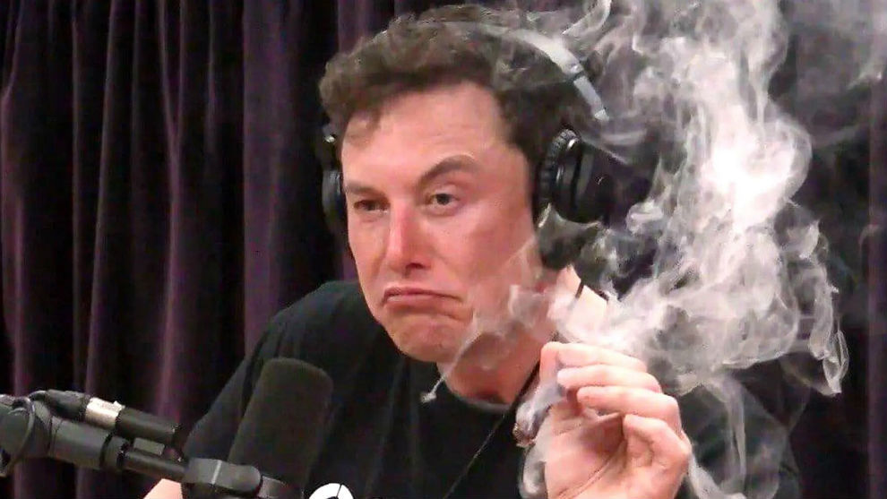 Elon Musk se fuma un porro de marihuana durante una entrevista en directo.