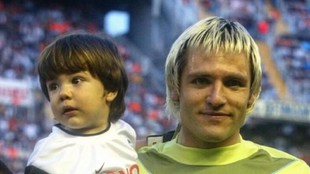 Lucas Caizares con su padre, Santi Caizares en un partido del...