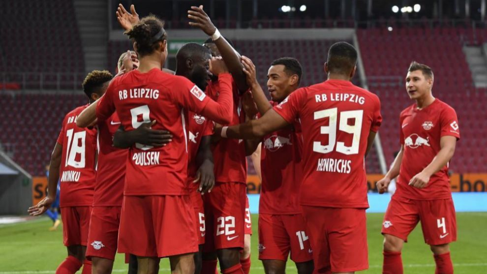 Los jugadores del Leipzig celebran el gol de Poulsen