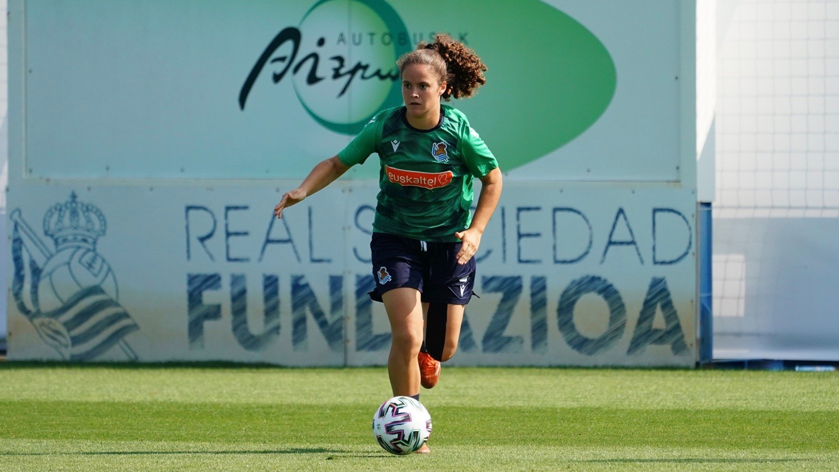 Nerea Eizagirre durante un entrenamiento con la Real Sociedad en Zubieta.