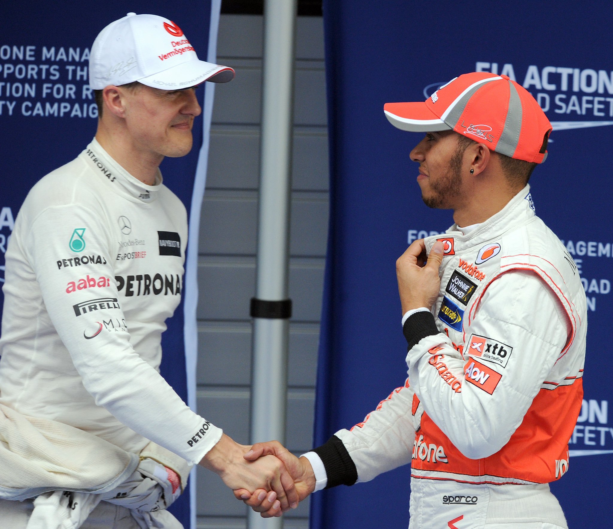 Hamilton da la mano a Schumacher.
