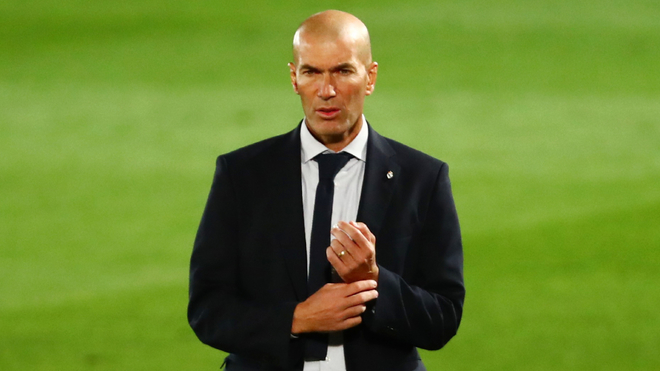 Zinedine Zidane en un duelo con el Real Madrid.