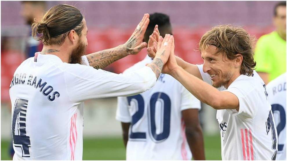 Ramos celebra con Modric el gol del croata que cerraba el marcador en...
