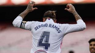 Sergio Ramos celebra el gol anotado de penalti en el Camp Nou.