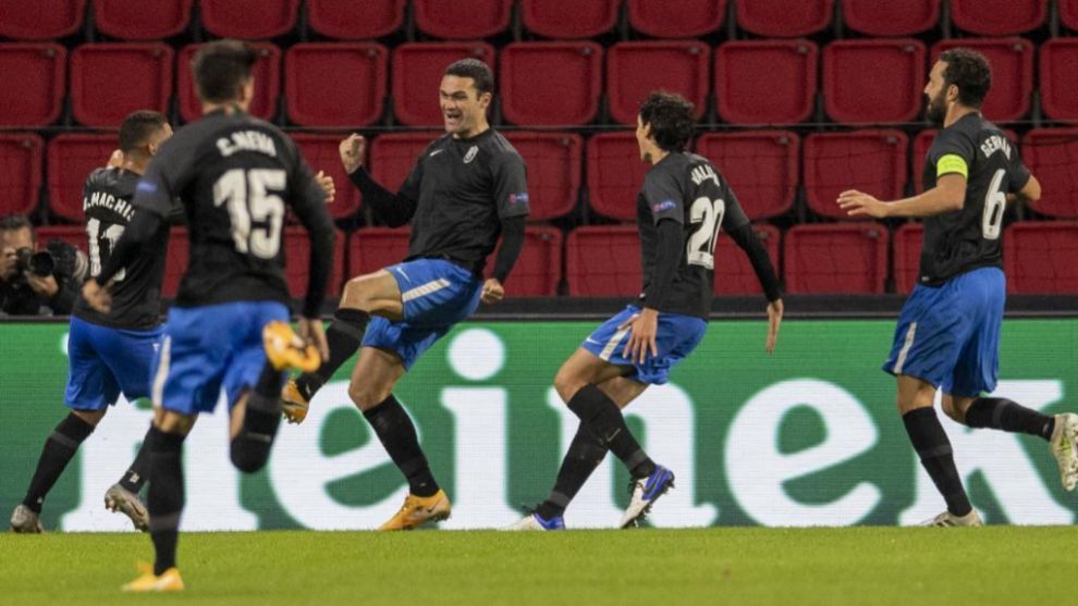 Los jugadores del Granada celebran un gol ante el PSV