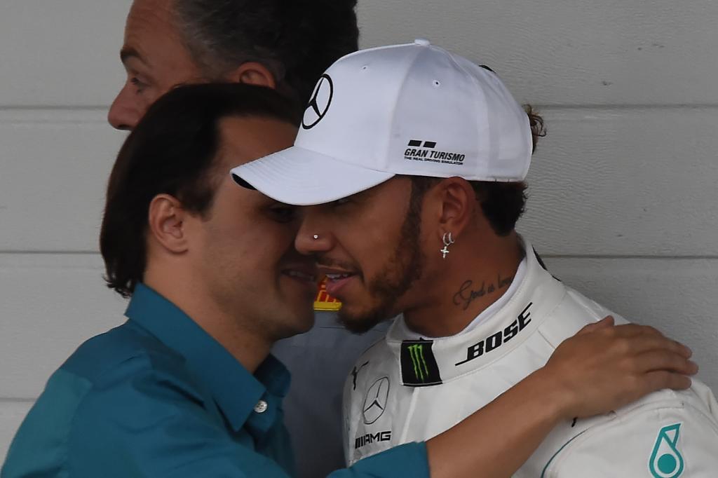 Massa habla con Hamilton.