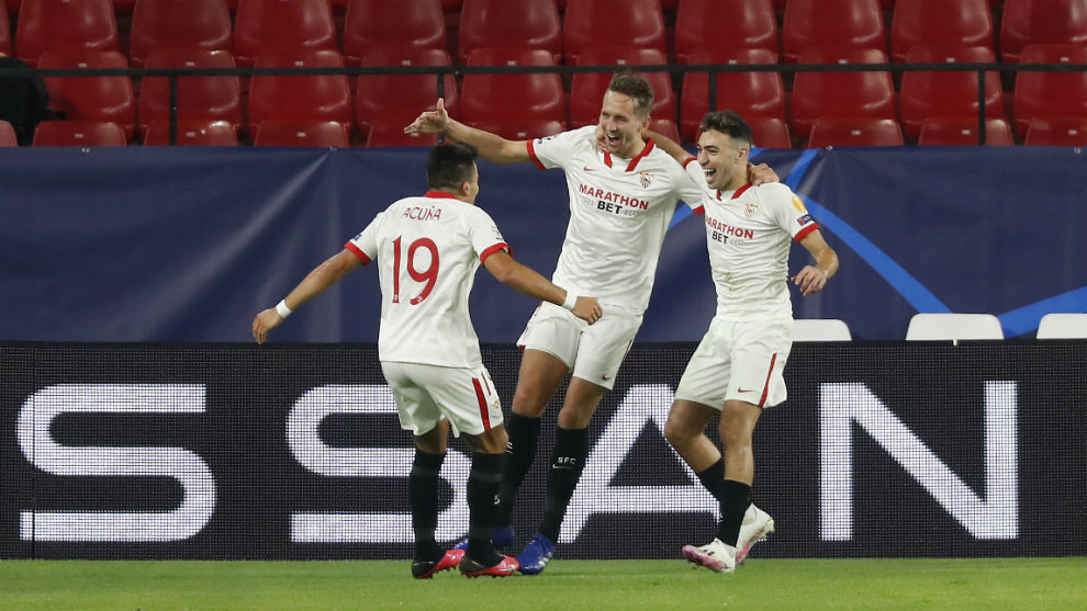 De Jong celebra el gol de la victoria con Munir y Acuña.