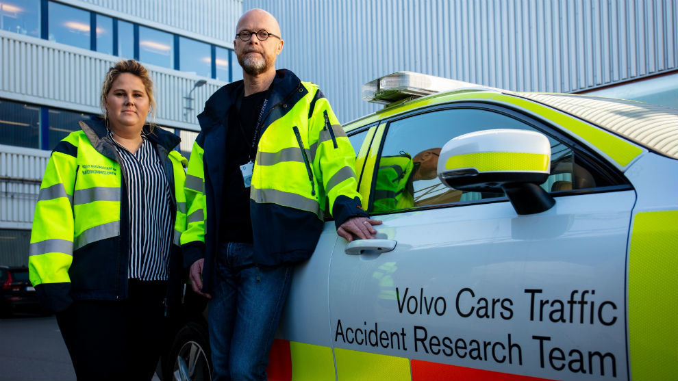 Dos miembros del equipo del Centro de Seguridad de Volvo (CSV).