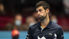 Novak Djokovic resopla tras su contundente derrota ante Sonego.