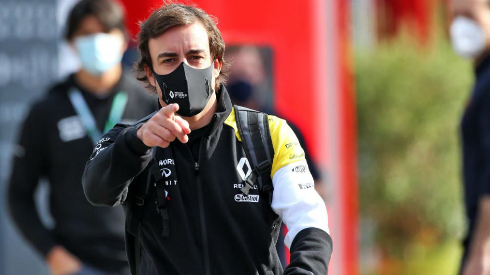 Alonso, en el paddock del circuito de mola.