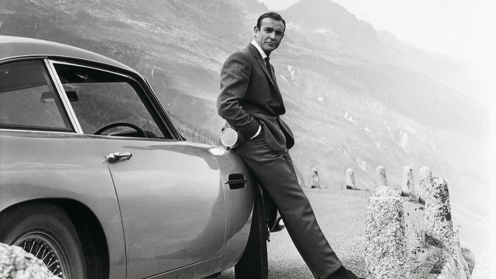 Sean Connery el el Aston Martin DB5: el mejor coche para el mejor James Bond